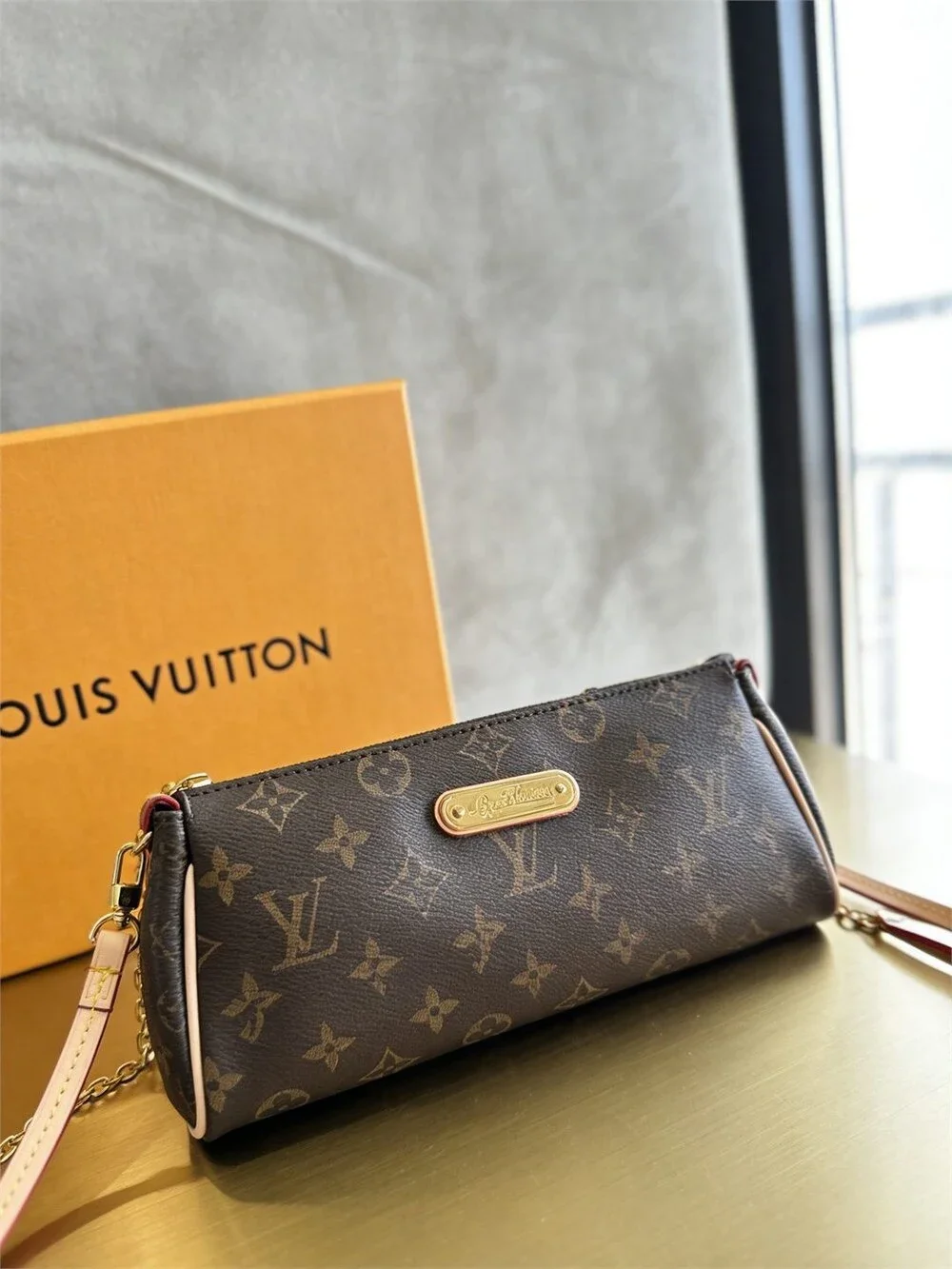 Louis Vuitton Eva Clutch Monogram